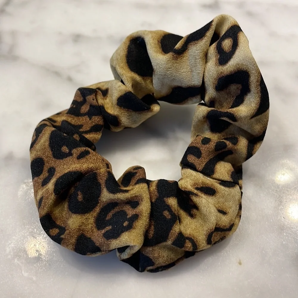 Noir Set of 3 Ombré Leopard Print Hair Scrunchies